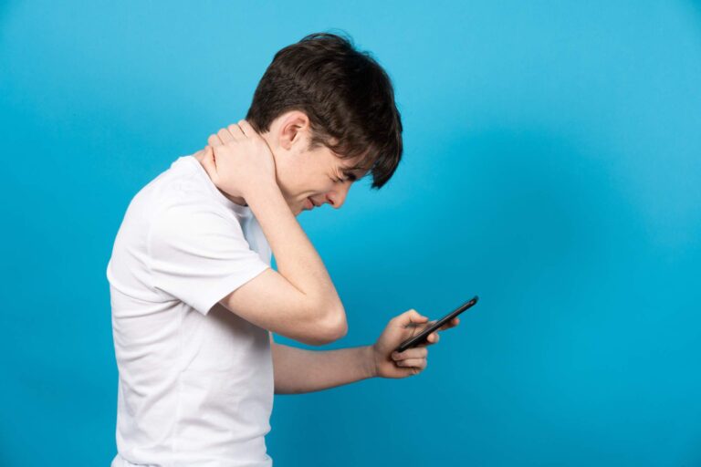 The Smartphone Neck Effect in Teens: Why Texting Posture Matters